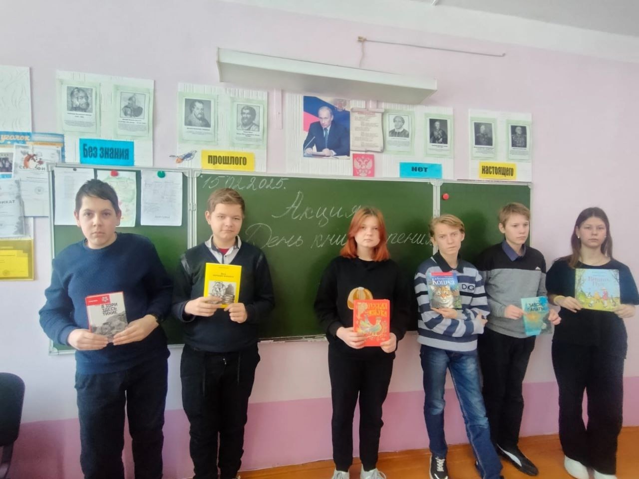 Дарим книги.