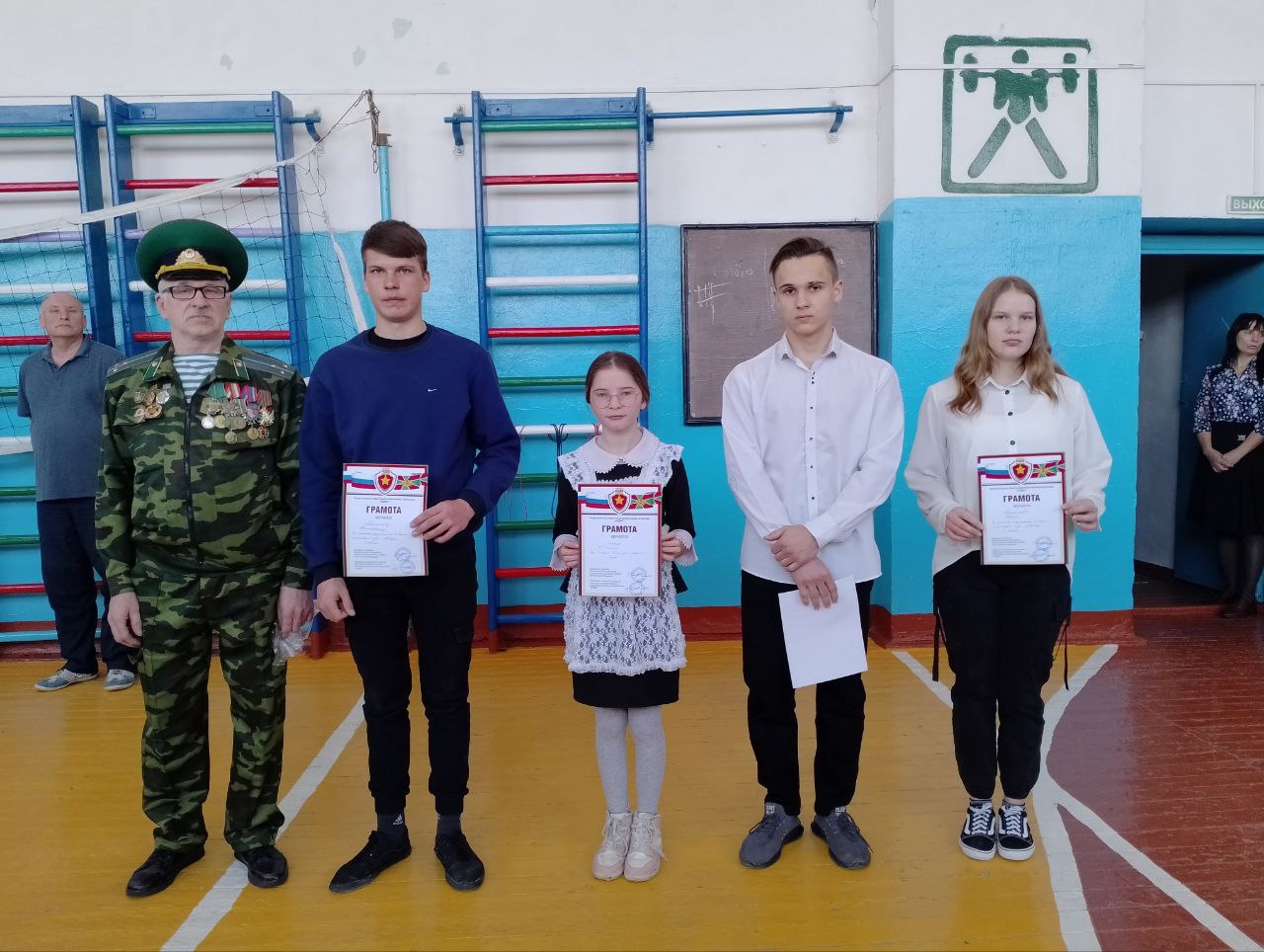 Общешкольная линейка  18.03.2024г.