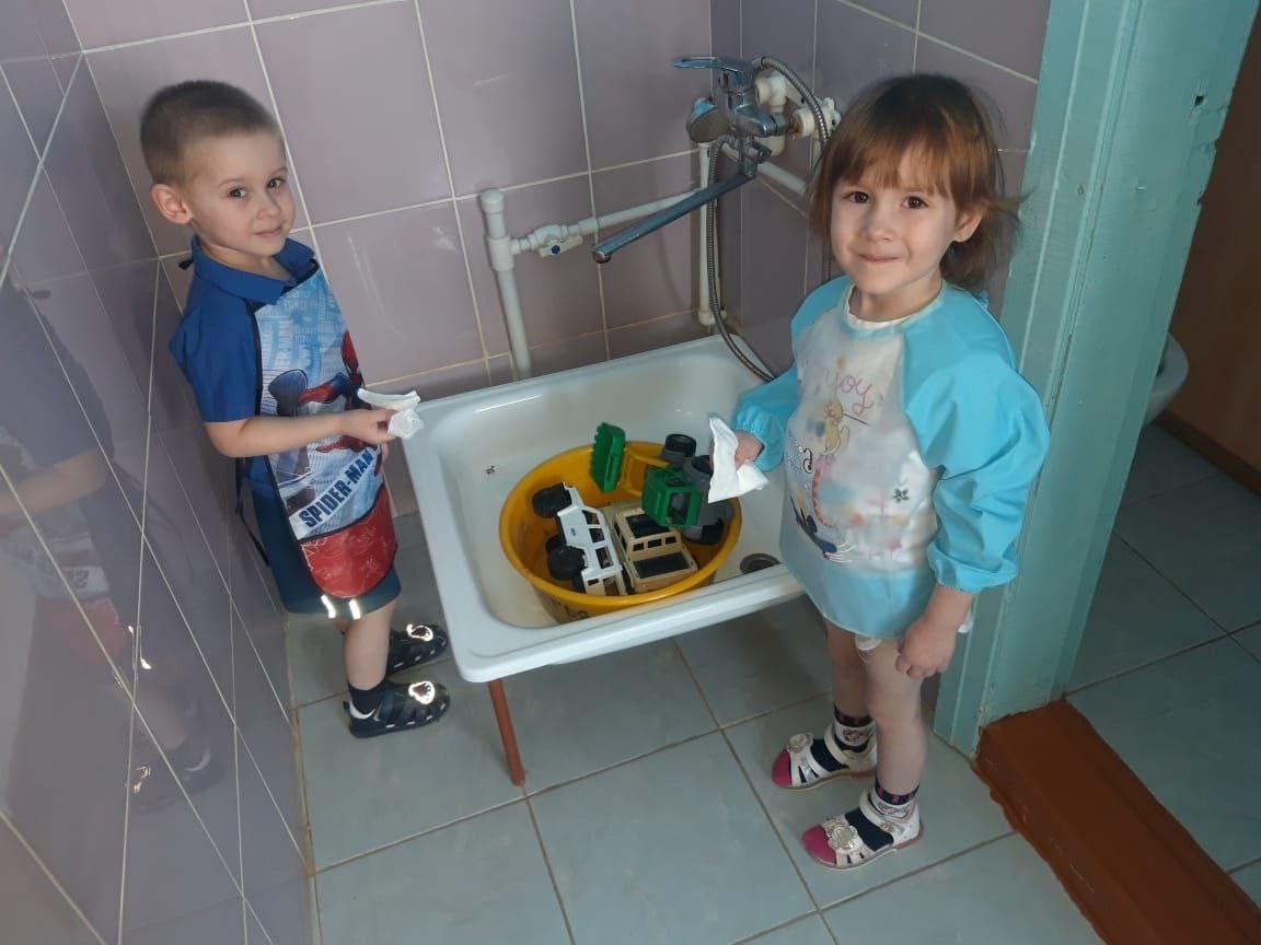 Ребята моют свои игрушки и соблюдают питьевой режим.