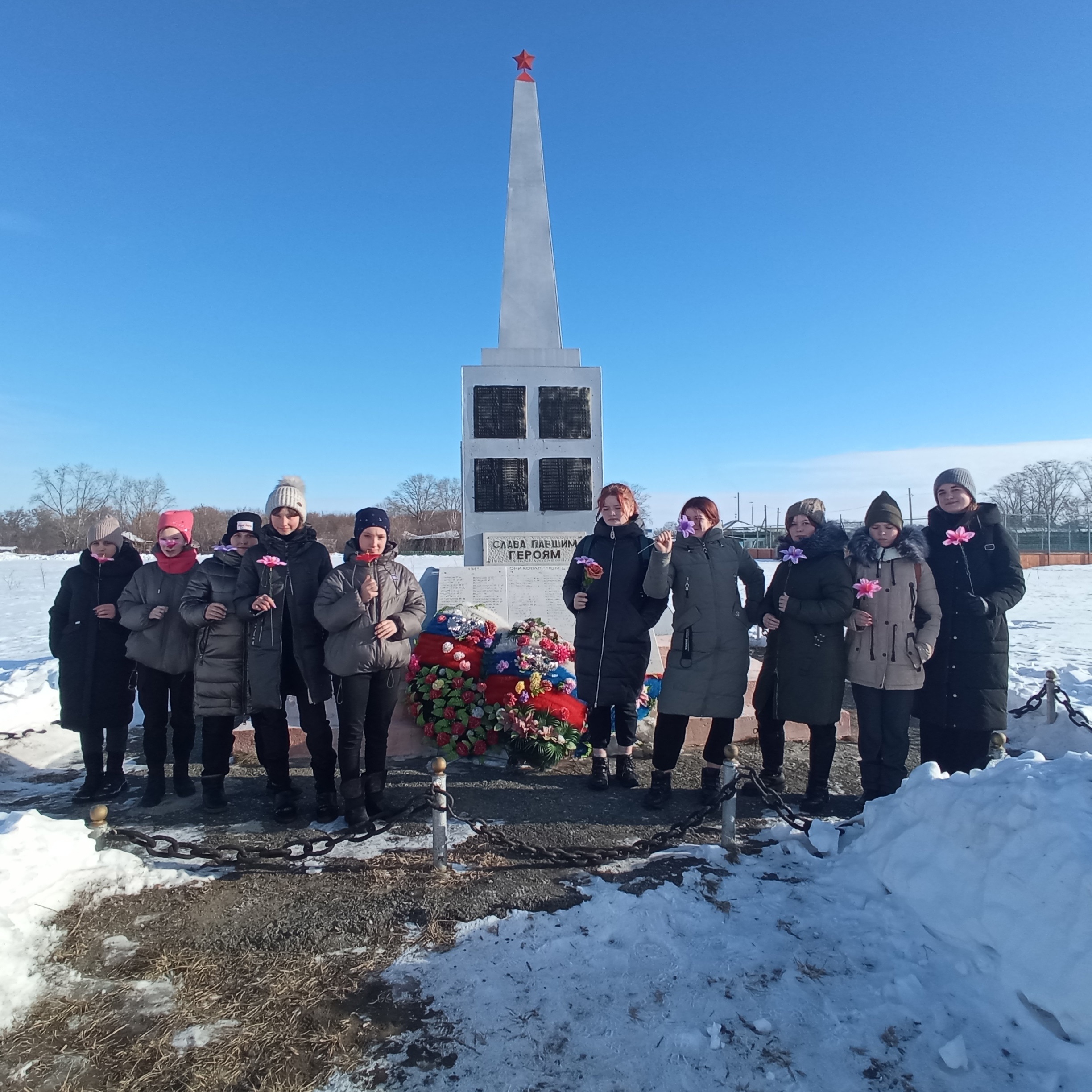 Ученики возложили цветы к обелиску.